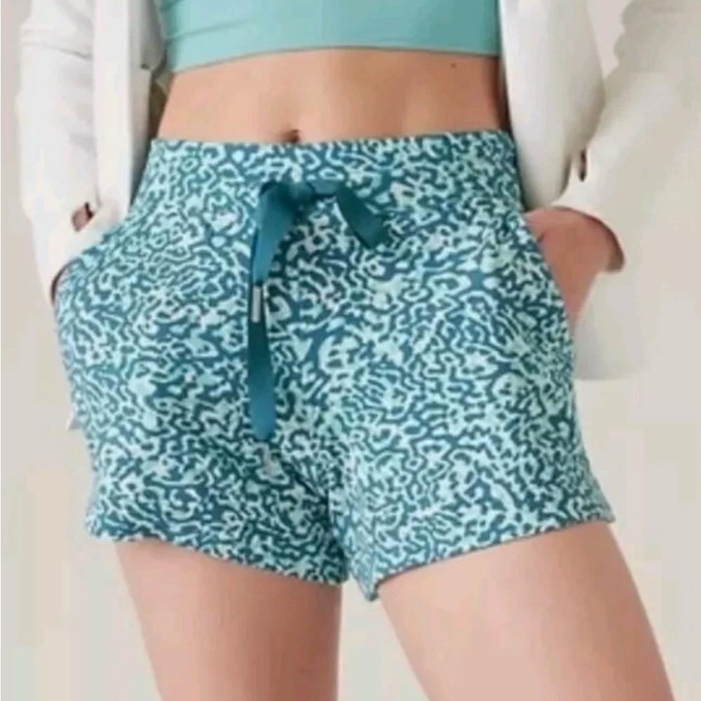Athleta Balance Clouded Leopard Teal Blue 4” Shortie Shorts Size M NWT